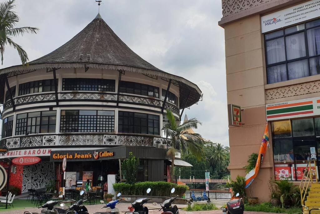 Lovely Waterfront Riverbank Suite With Pool A2 Kuching Exterior foto