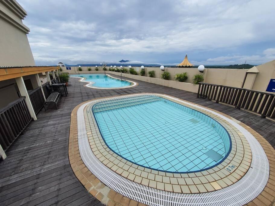 Lovely Waterfront Riverbank Suite With Pool A2 Kuching Exterior foto